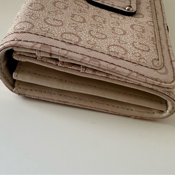 Guess pink trifold wallet - Picture 9 of 11